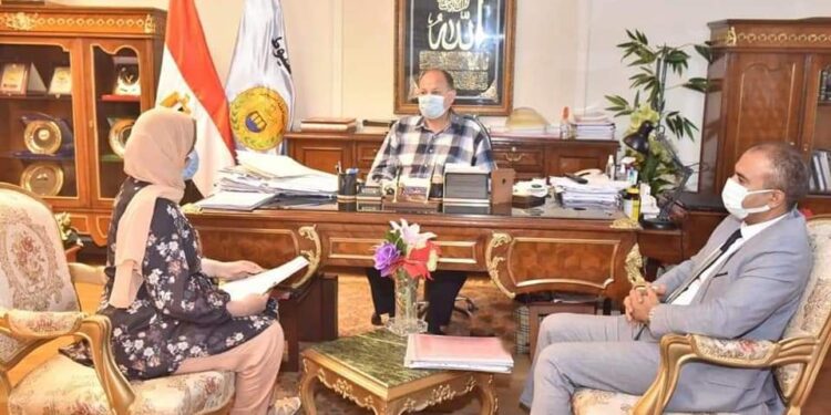 محافظ أسيوط يناقش موقف مشروعات تطوير الريف المصرى.