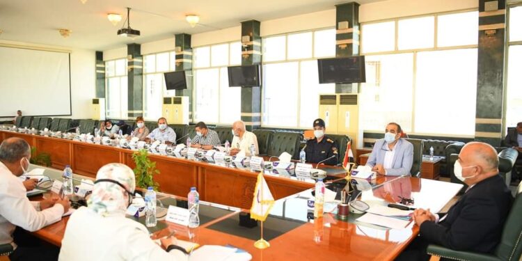 محافظ قنا يعقد اجتماعا لمتابعة تنفيذ قرار توفيق أوضاع الكنائس.