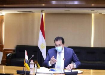 وزير التعليم العالي يتلقى تقريراً حول أنشطة معهد بحوث أمراض العيون