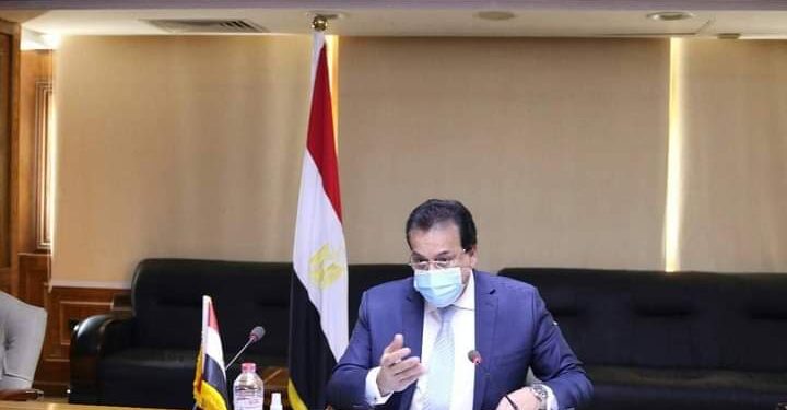 وزير التعليم العالي يتلقى تقريراً حول أنشطة معهد بحوث أمراض العيون