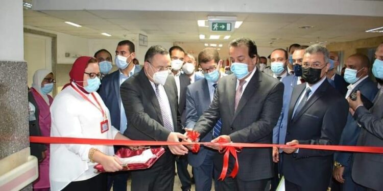وزير التعليم العالي ورئيس جامعة الإسكندرية يفتتحان وحدة قسطرة القلب ووحدة بنك الدم العلاجي بمستشفي سموحة الجامعي .