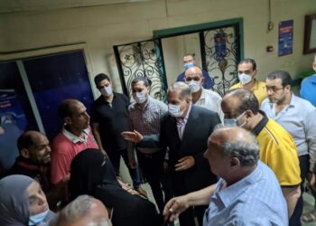 محافظ كفر الشيخ ونائبه ينتقلان للمستشفى العام للاطمئنان على سيدتين مصابتين لسقوطهما من بلكونة منزل بغرب العاصمة   