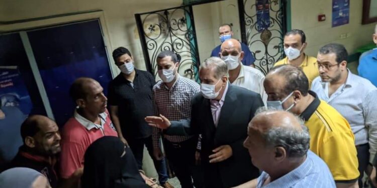 محافظ كفر الشيخ ونائبه ينتقلان للمستشفى العام للاطمئنان على سيدتين مصابتين لسقوطهما من بلكونة منزل بغرب العاصمة