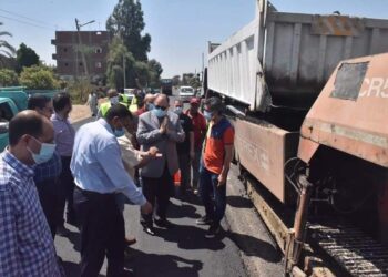 محافظ أسيوط يتفقد أعمال استكمال رصف طريق “أسيوط – ساحل سليم ” الزراعى.