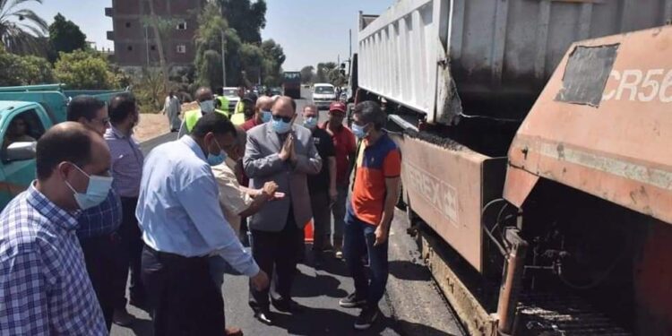 محافظ أسيوط يتفقد أعمال استكمال رصف طريق “أسيوط – ساحل سليم ” الزراعى.