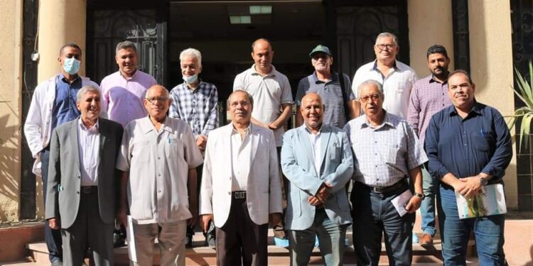 أعضاء اللجنة العليا لزراعة الأنسجة تتفقد معمل إكثار النخيل بمركز بحوث الصحراء.