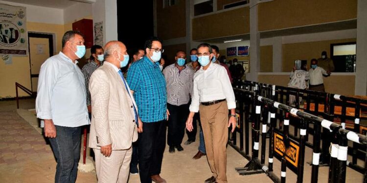 محافظ الغربية يتابع استعدادات مدرسة الجهاد لاستقبال الراغبين في التطعيم من المسافرين للخارج
