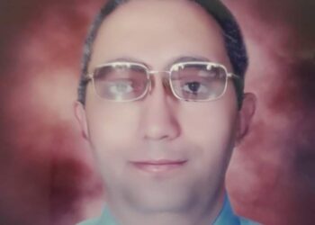 أبني حائطا عالیا من الكلمات.