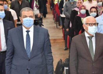 سعفان والغضبان يوزعان شهادات تخرج برنامج ريادة الأعمال ويسلمان وثائق تأمين للعمالة الغير منتظمة.