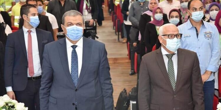 سعفان والغضبان يوزعان شهادات تخرج برنامج ريادة الأعمال ويسلمان وثائق تأمين للعمالة الغير منتظمة.