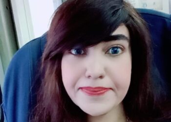 قصيدة بعنوان: (طِفلة بِطعمِ الأُنثى لا تكبُر).