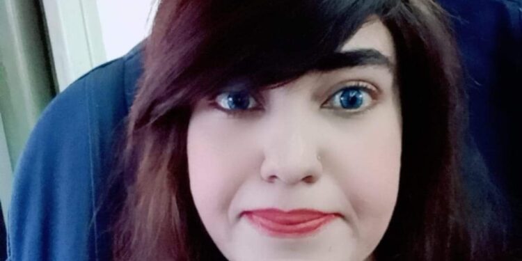 قصيدة بعنوان: (طِفلة بِطعمِ الأُنثى لا تكبُر).