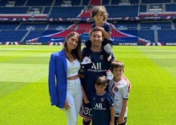 أنتونيلا زوجة ليونيل ميسي تسعي لشراء قصر الرئيس الفرنسي