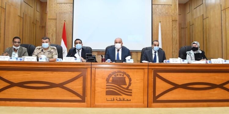 محافظ قنا يستقبل وفد من مجلس الوزراء لمتابعة مشروعات حياة كريمة