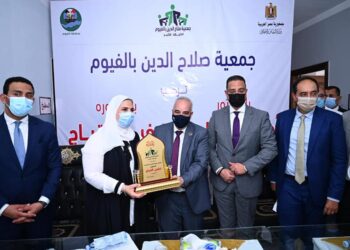 وزيرة التضامن ومحافظ الفيوم يتفقدان إحدي عيادات " ٢ كفاية" بالمحافظة