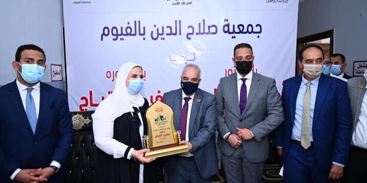 وزيرة التضامن ومحافظ الفيوم يتفقدان إحدي عيادات " ٢ كفاية" بالمحافظة