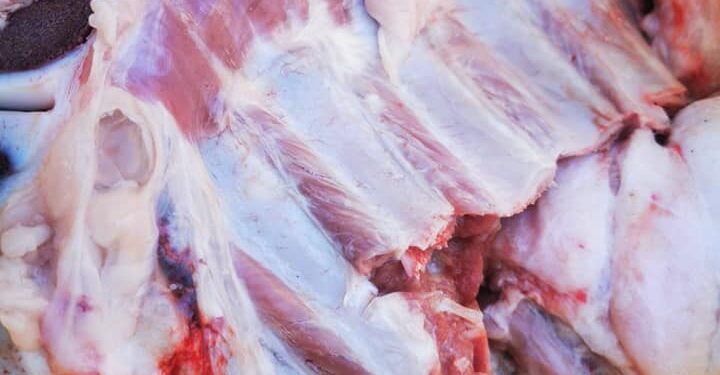 استمرار أبوهاشم فى محلات الجزارة المخالفة للقانون وتذبح خارج المجزر بالمحلة الكبرى