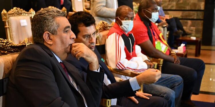 وزير الشباب يؤازر منتخب مصر أمام انجولا