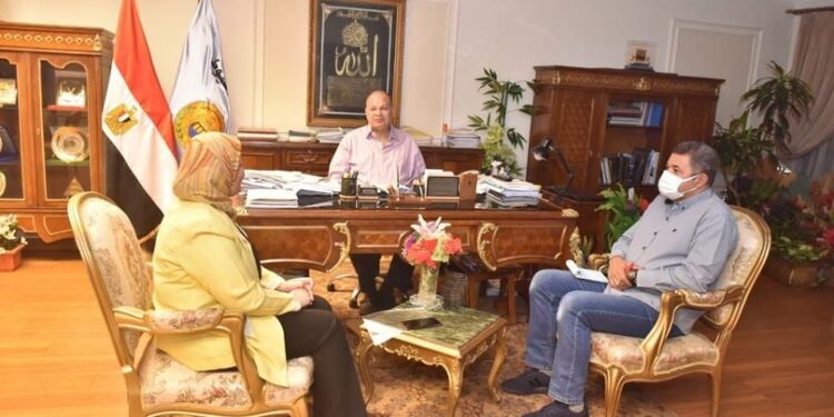 محافظ أسيوط يلتقي مقرر فرع المجلس القومي للمرأة بالمحافظة لأستعراض أنشطة المجلس في دعم وتمكين المرأة اقتصاديًا