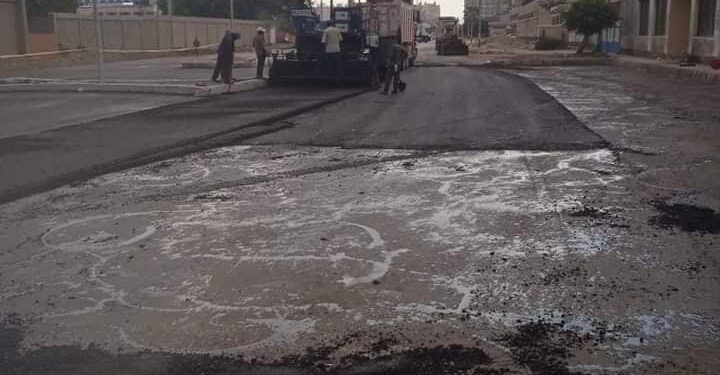 أستمرار أعمال أستكمال الرصف ووضع الطبقة الأسفلتية النهائية ببورسعيد