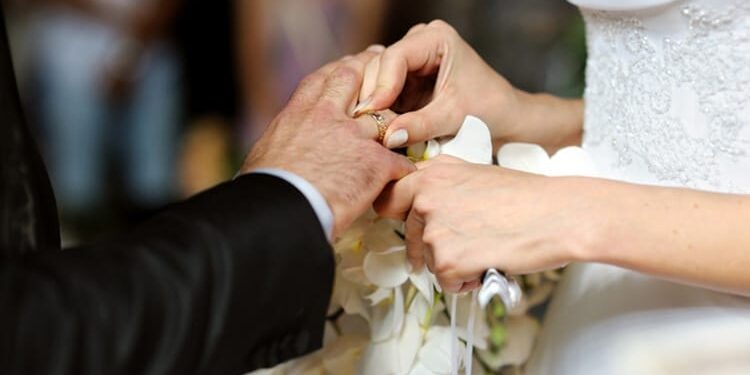 غضب يسيطر علي الشباب من إرتفاع تكاليف الزواج وإنهيار البيوت المصرية