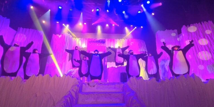 مسرحية البطاريق تتألق بمسرح جمعية الإصلاح بالروضة