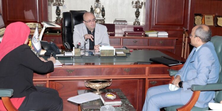 محافظ بني سويف يبحث تعظيم سبل التعاون مع مشروع تعزيز فرص المرأة في التصنيع الزراعي