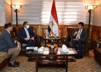 وزير الشباب ومحافظ الغربية يناقشان تطوير مراكز الشباب ضمن المبادرة الرئاسية "حياة كريمة"