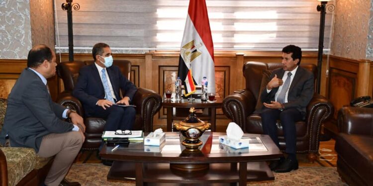 وزير الشباب ومحافظ الغربية يناقشان تطوير مراكز الشباب ضمن المبادرة الرئاسية "حياة كريمة"