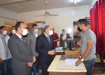 محافظ المنيا يتوجه إلى قسم التراخيص والتنظيم والإدارة الهندسية بالوحدة المحلية