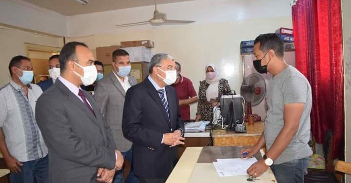محافظ المنيا يتوجه إلى قسم التراخيص والتنظيم والإدارة الهندسية بالوحدة المحلية