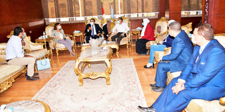 محافظ الغربية ومستشار وزيرة التضامن يناقشان تفعيل مشروعات التمكين الاقتصادي بحياة كريمة