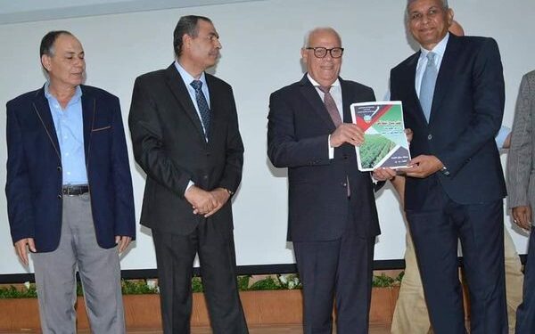 تسليم ١٣ عقد