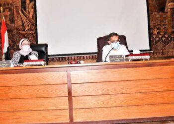 محافظ الغربية يجتمع