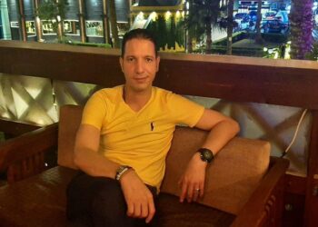 أشخاص بأقنعة مزيفة “