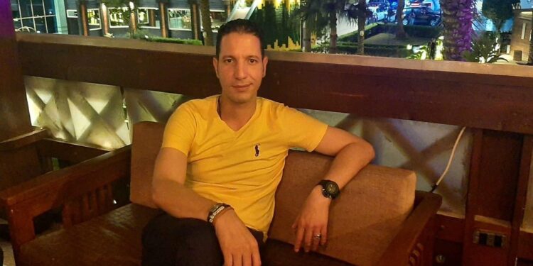 أشخاص بأقنعة مزيفة “