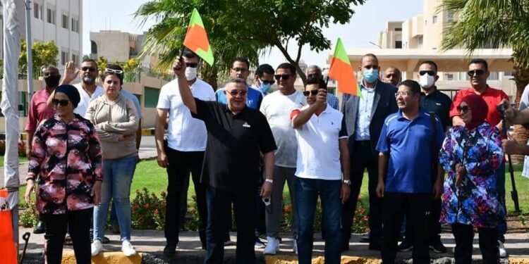 وزير الرياضة ومحافظ البحر الأحمر يطلقان شارة بدء ماراثون الجري والدراجات بالغردقة