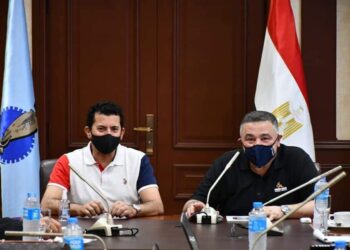 وزير الرياضة ومحافظ البحر الأحمر يناقشان إنشاء استاد للغردقة.