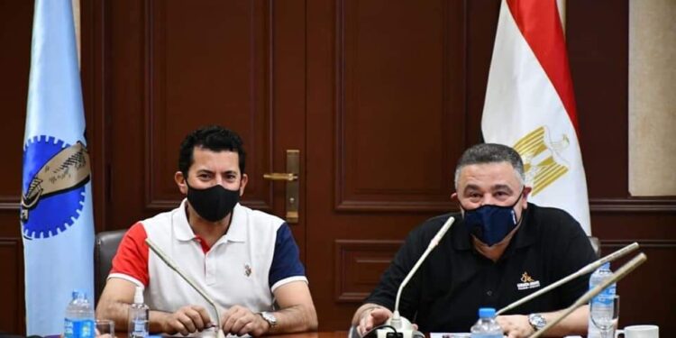 وزير الرياضة ومحافظ البحر الأحمر يناقشان إنشاء استاد للغردقة.