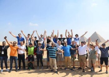 أهرامات الجيزة تستقبل وفدا من حكام ولاعبي الدول المشاركة في بطولة العالم للناشئين لدراجات المضمار.