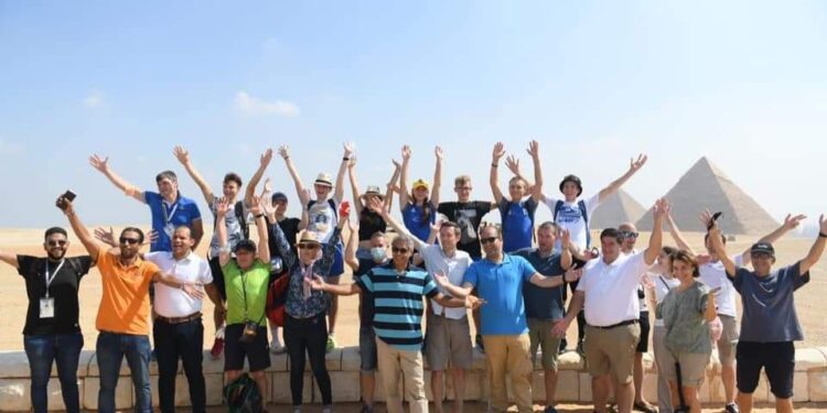 أهرامات الجيزة تستقبل وفدا من حكام ولاعبي الدول المشاركة في بطولة العالم للناشئين لدراجات المضمار.