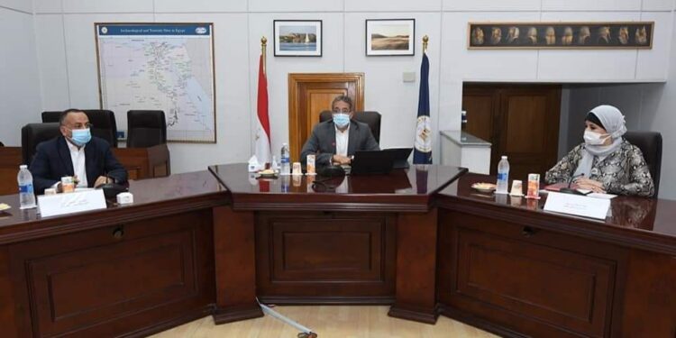 وزير السياحة والآثار يعقد اجتماعاً موسعاً لمناقشة سبل دعم منتج السياحة الثقافية في مصر.