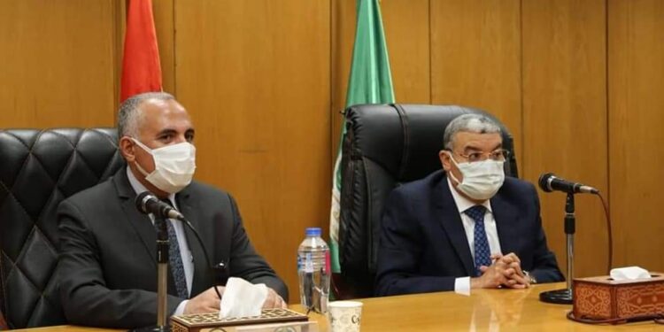 متابعة موقف مشروعات الموارد المائية والري وتكريم العاملين بالمشروع القومى لتأهيل الترع بمحافظة المنيا.