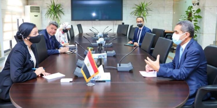 وزيرة البيئة تناقش مع محافظ الغربية دعم القرى الاكثر احتياجا ضمن مبادرة حياة كريمة.