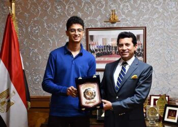 وزير الشباب يكرم أدهم معتز لاعب منتخب مصر للسلاح لحصوله على المركز الأول على العالم.