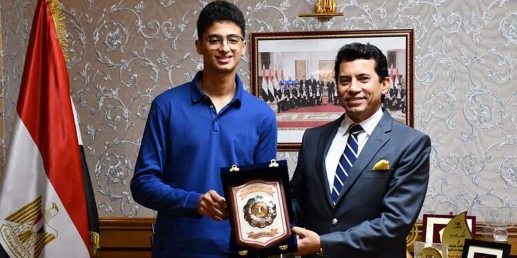وزير الشباب يكرم أدهم معتز لاعب منتخب مصر للسلاح لحصوله على المركز الأول على العالم.