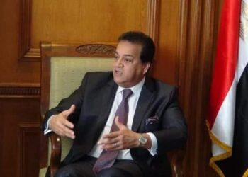 وزير التعليم العالي يستعرض تقريرًا حول جامعة جنوب الوادي الأهلية.