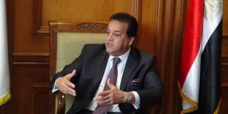 وزير التعليم العالي يستعرض تقريرًا حول جامعة جنوب الوادي الأهلية.