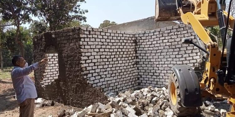 زراعة ابشواى إزالة حالتين تعدى بالبناء المخالف بقصر بياض.