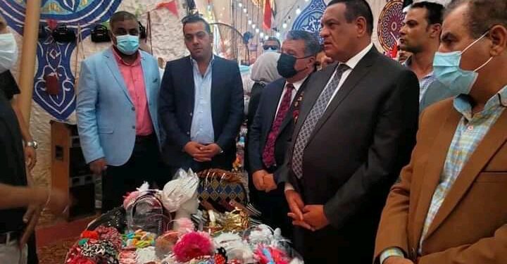 محافظ البحيره يفتتح اثناء جولته التفقدية معرض الأدوات المدرسيه